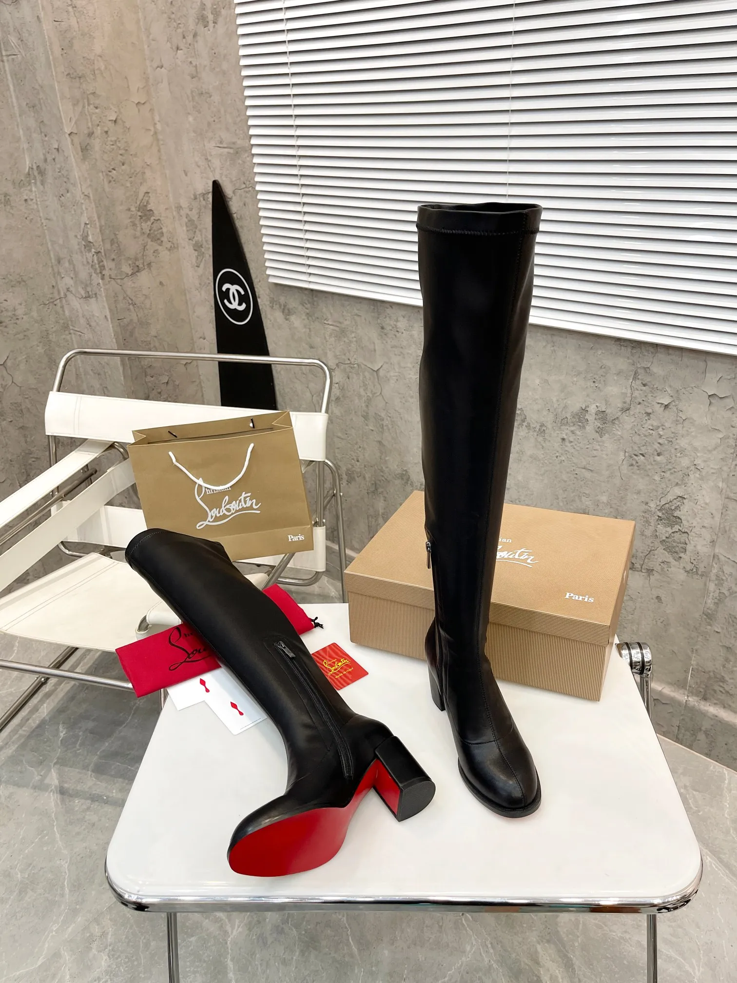 👟👟Ex-factory price 640👟👟 Christian Louboutin (CL) launches new thick-heeled stretch ankle boots, which are classic and refined, with smooth and slender lines. Fitted with 70mm square heel. The tube height is 22 inches.  ✅Fabric: stretch velvet leather ✅Lining: sheepskin ✅Outsole/heel height: rubber Heel height 7cm ✅Color: black stretch velvet black stretch leather khaki stretch suede ✅Code number: 34-41 (34,41 customized) ✅Packaging: original board packaging